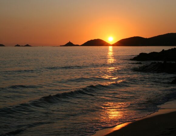 coucher de soleil sur la plage en Corse