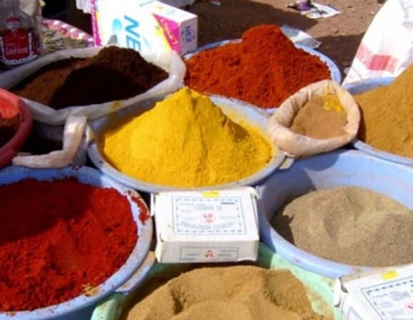 épices au marché au Maroc