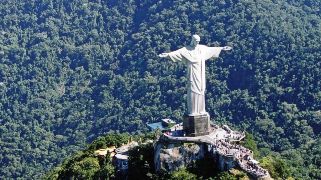 Le Christ Rédempteur (Cristo Redentor) La statue se trouve au sommet du mont Corcovado.